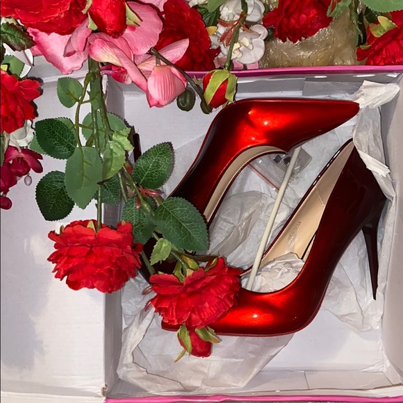 Red high heels - Picture 3 of 3